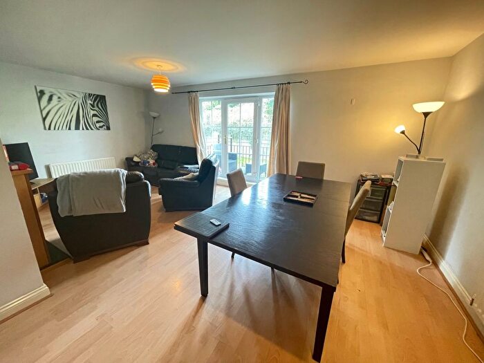 3 Bedroom Flat To Rent In Carisbrooke Road, Leeds, West Yorkshire, LS16