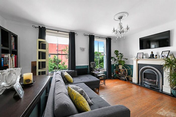 3 Bedroom Maisonette For Sale In Glyn Road, Hackney, London, E5