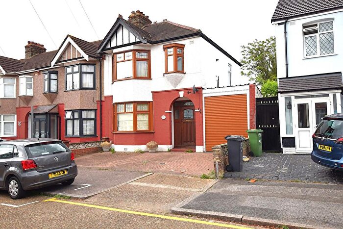 3 Bedroom End Of Terrace House To Rent In Kings Avenue, Romford, RM6