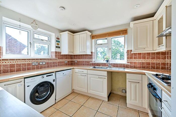 2 Bedroom Flat To Rent In Blakes Lane, New Malden, KT3