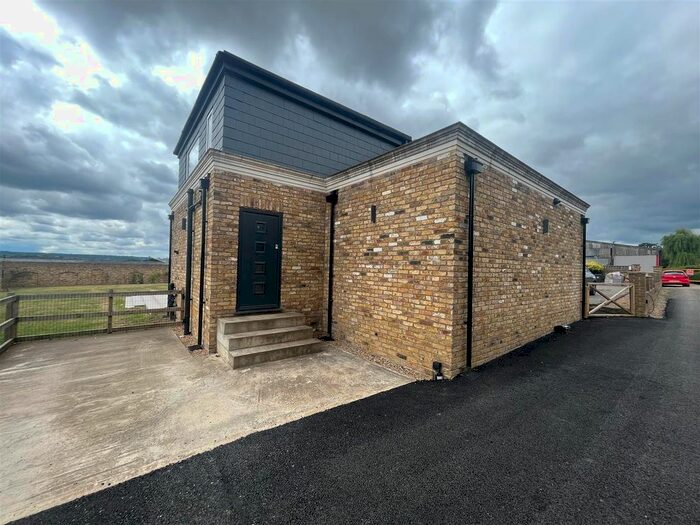 1 Bedroom Flat To Rent In Aimes Green, Waltham Abbey, EN9