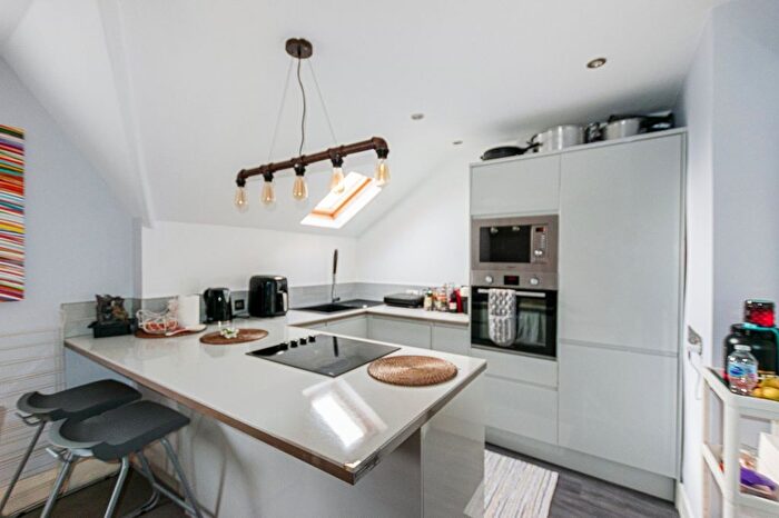 2 Bedroom Flat To Rent In Rockmount Road, London, SE19