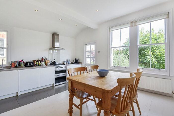 3 Bedroom Flat For Sale In Glencairn Road, Streatham, London, SW16