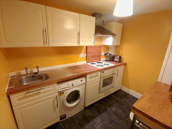 3 Bedroom Flat To Rent In Crighton Place, Leith, Edinburgh, EH7