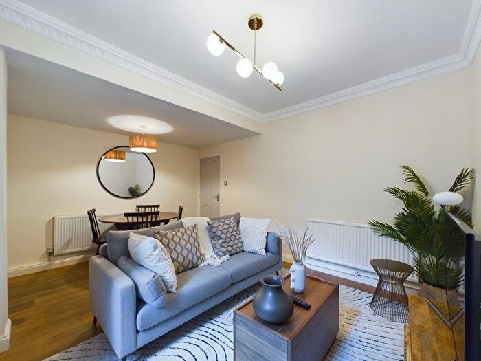 1 Bedroom Maisonette To Rent In Moreton Place, London, SW1V