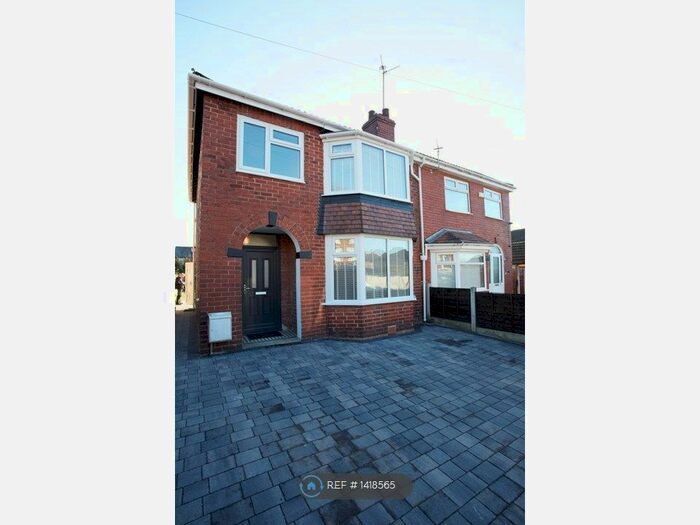 3 Bedroom Semi-Detached House To Rent In Hart Hill Drive, Salford, M5