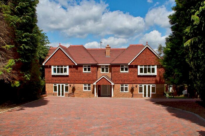 2 Bedroom Apartment To Rent In Harestone Hill Caterham, CR3