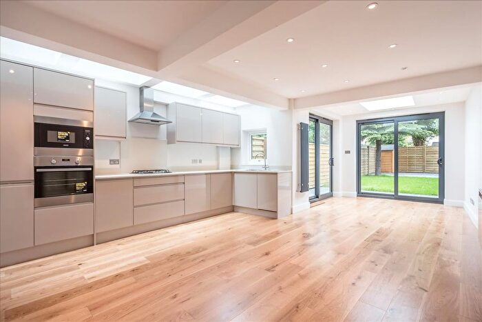 2 Bedroom Flat To Rent In Leythe Road, Acton, London, W3