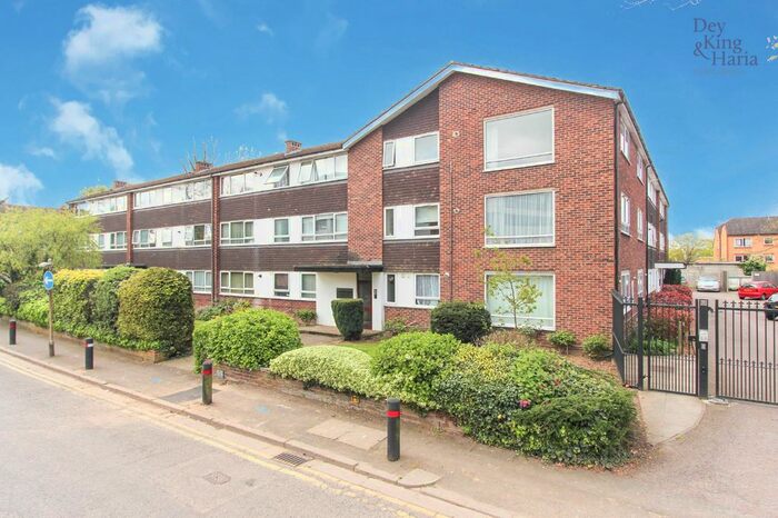 2 Bedroom Flat To Rent In Crakers Mead, Rosslyn Road, Watford, Hertfordshire, WD18