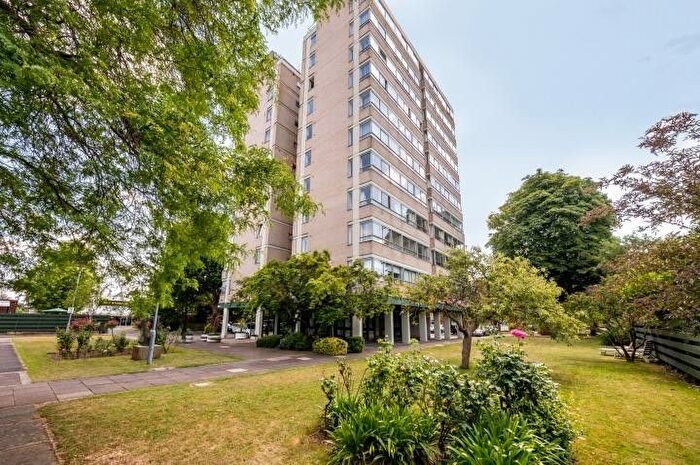 2 Bedroom Flat For Sale In Lower Mortlake Road, Richmond, TW9