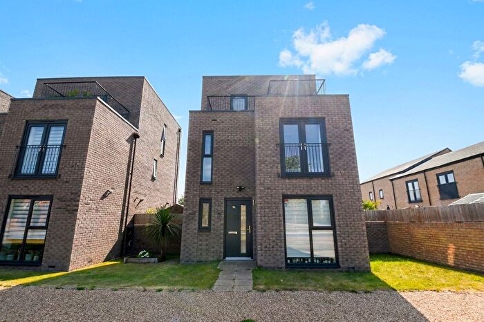 4 Bedroom Detached House For Sale In Shergar Way, Salford, M6