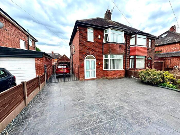 3 Bedroom Semi-Detached House For Sale In Lightbowne Road, Manchester, M40