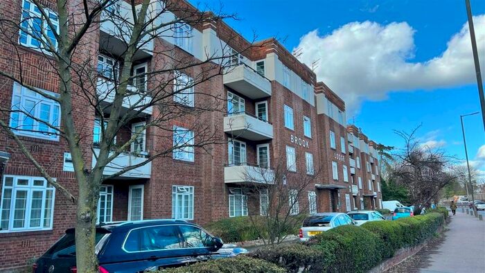 3 Bedroom Flat To Rent In North Circular Road, London, NW11