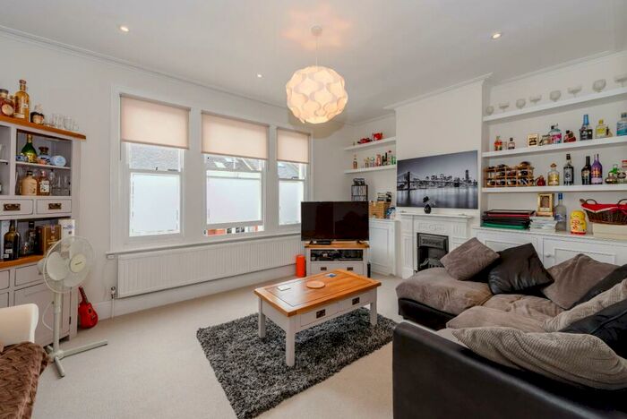 2 Bedroom Flat To Rent In Gosberton Road, London, SW12