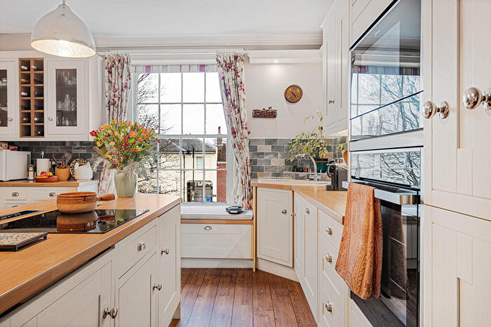 2 Bedroom Apartment For Sale In The Spain, Petersfield, Hampshire, GU32