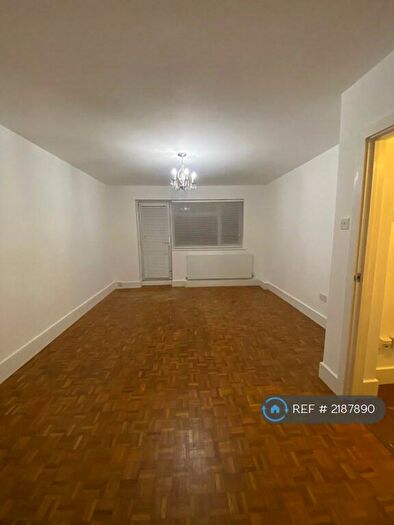 2 Bedroom Flat To Rent In Chichester House, New Malden, KT3