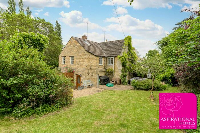 4 Bedroom Country House For Sale In The Woodlands, Stanwick, Northamptonshire, NN9