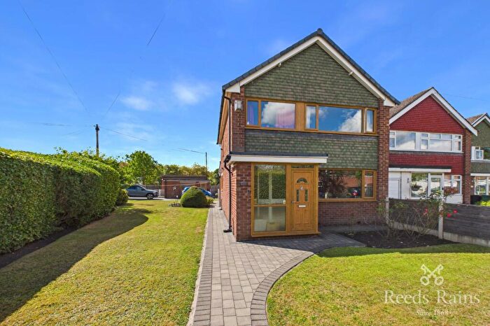 3 Bedroom Link Detached House For Sale In Lomond Close, Woodsmoor, Stockport, Cheshire, SK2