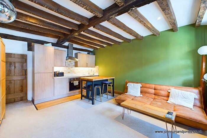 2 Bedroom Flat To Rent In White Hart Mews, Chertsey, KT16