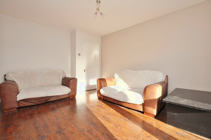 5 Bedroom Semi-Detached House To Rent In Fentum Road, Guildford, Surrey, GU2