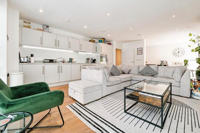 2 Bedroom Flat For Sale In Mahindra Way, Beckton, London, E6