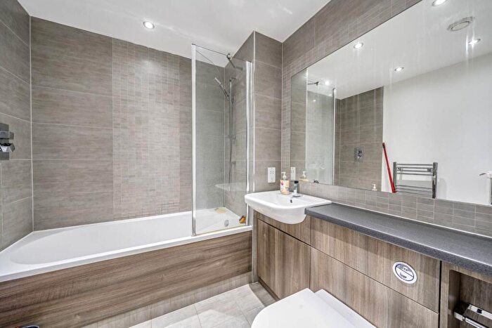 2 Bedroom Flat To Rent In East Drive, Colindale, London, NW9