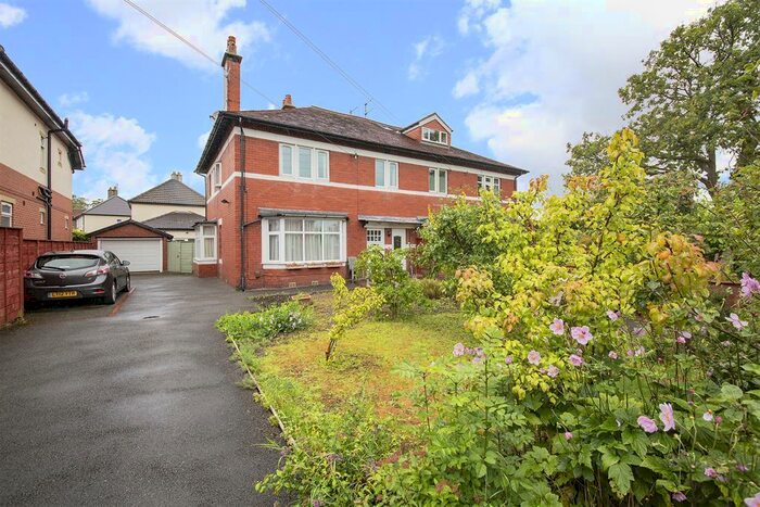 2 Bedroom Flat To Rent In Grange Avenue, Ilkley, LS29