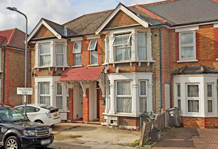 2 Bedroom Flat For Sale In Wallington Road, Ilford, Essex, IG3