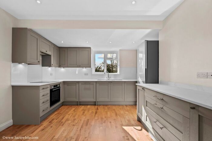 2 Bedroom Flat To Rent In Linden Close, Thames Ditton, KT7