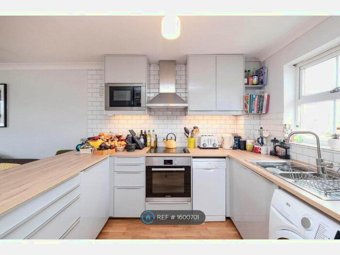 2 Bedroom Flat To Rent In Middleton House, London, SE15