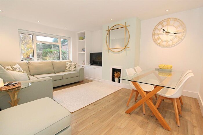 3 Bedroom Maisonette For Sale In Shawley Crescent, Epsom, KT18