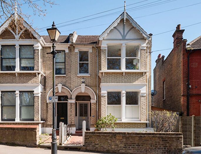 2 Bedroom Flat For Sale In Forest Glade, Upper Leytonstone, London, E11