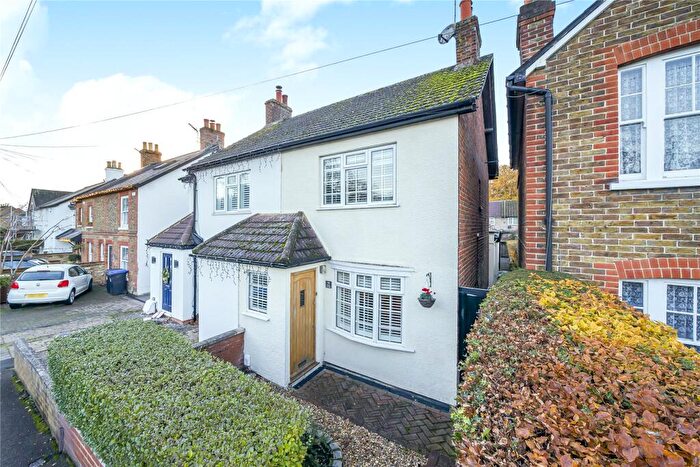 3 Bedroom Semi-Detached House For Sale In Chobham Road, Knaphill, Woking, GU21