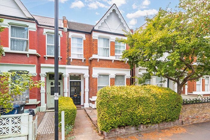 2 Bedroom Flat For Sale In Maldon Road, Acton, W3
