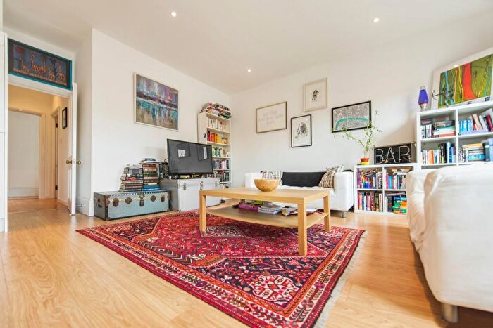 3 Bedroom Flat To Rent In Brixton Road, SW9