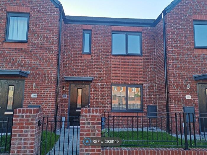 2 Bedroom Terraced House To Rent In Oldham Road, Manchester, M40