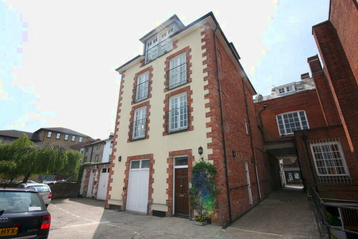 3 Bedroom Apartment To Rent In Central Winchester, SO23