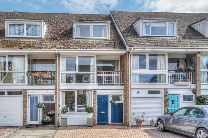 3 Bedroom Town House To Rent In Beaufort Close, Central Marlow, SL7