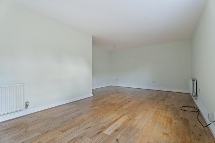 2 Bedroom Flat To Rent In Creswick Road, London, W3