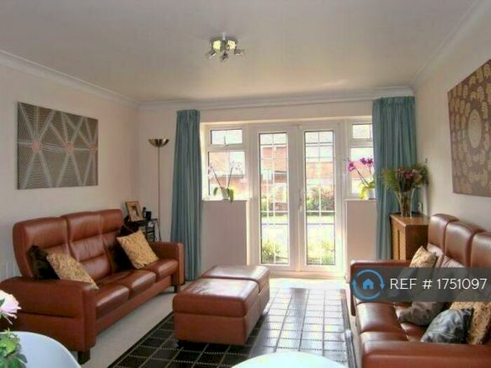 2 Bedroom Flat To Rent In Arncliffe Court, Leeds, LS16
