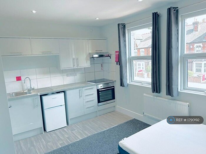Studio To Rent In Caversham Road, Reading, RG1