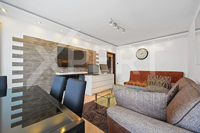2 Bedroom Flat For Sale In Farm Road, Hounslow, TW4