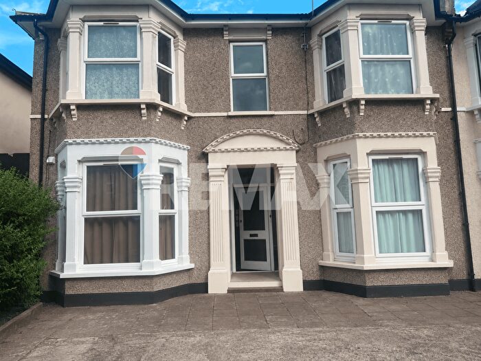 3 Bedroom Flat To Rent In Norfolk Road, Ilford, IG3
