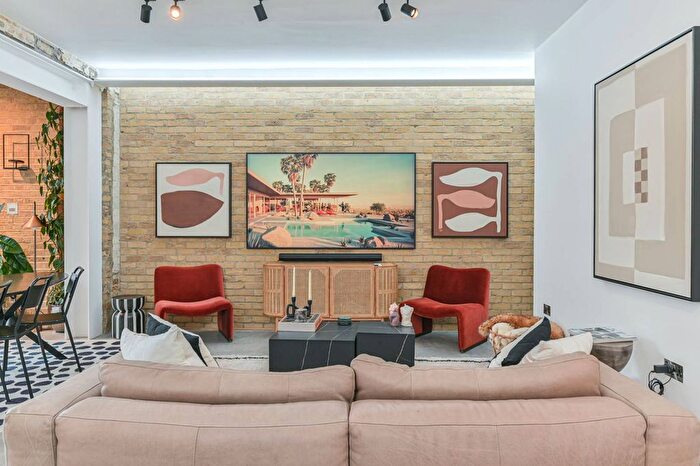 3 Bedroom Flat To Rent In Tooting High Street, Tooting Broadway, London, SW17