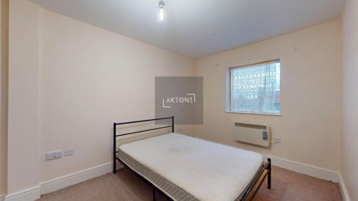 2 Bedroom Flat To Rent In Chingford Mount Road, Chingford South, London, E4