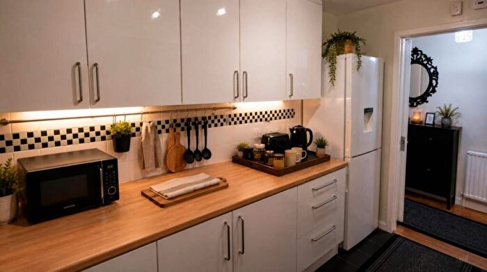 2 Bedroom Semi-Detached House For Sale In Gladstone Way, Slough, SL1