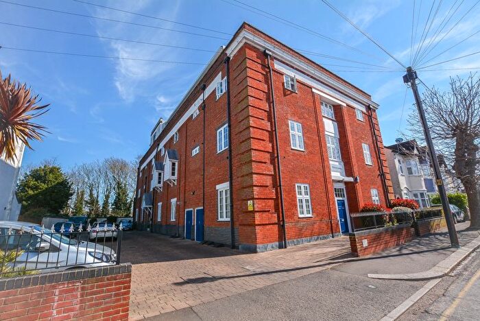 2 Bedroom Flat To Rent In Priory Avenue, Southend-On-Sea, SS2