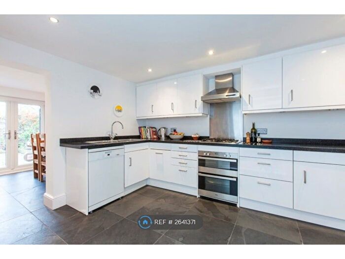 3 Bedroom Terraced House To Rent In Fort Road, London, SE1