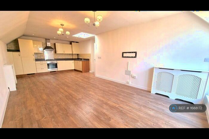 2 Bedroom Flat To Rent In Wells View Drive, Bromley, BR2