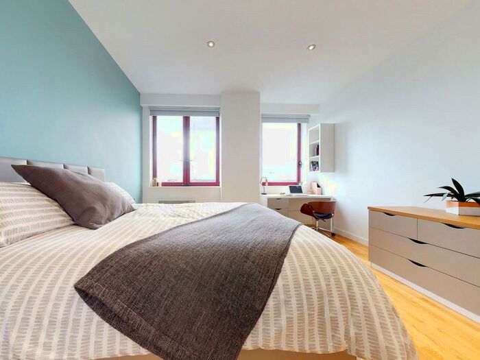 2 Bedroom Apartment To Rent In Wade Lane, Leeds, West Yorkshire, LS2